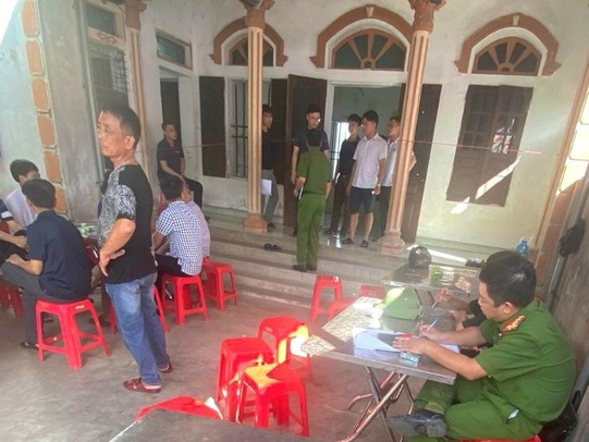 Nghi án chồng khóa trái cửa đâm vợ tử vong rồi tự sát