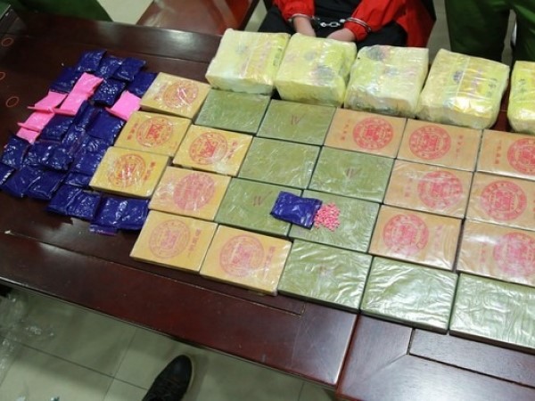 Phá đường dây ma túy xuyên quốc gia, thu giữ hàng chục bánh heroin