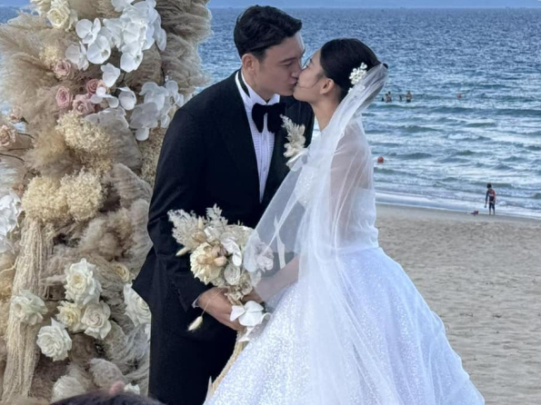 Hình ảnh đầu tiên trong đám cưới Đặng Văn Lâm và Yến Xuân: Chú rể bảnh bao trao nụ hôn cho cô dâu nóng bỏng