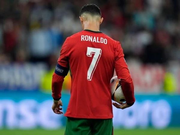 Khoảng tối đằng sau kỷ lục phi thường của Ronaldo