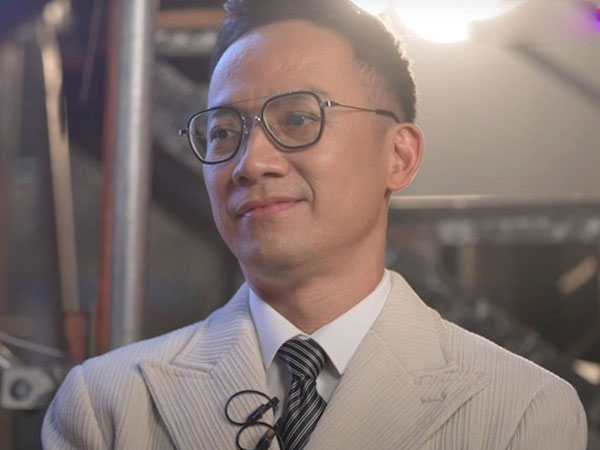 Điều kỳ lạ trong hôn nhân của vị 'Anh Trai Vượt Ngàn Chông Gai' ở ẩn nhiều năm, cưới vợ nhỏ hơn 10 tuổi