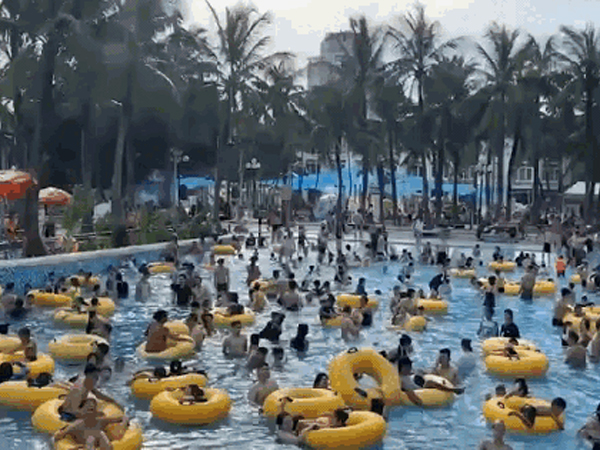 Nắng nóng gay gắt, người dân đổ về bể bơi, công viên nước ‘giải nhiệt’ cuối tuần