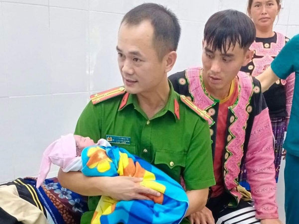 Phó Trưởng công an huyện làm 'bà đỡ' ngay trên ô tô