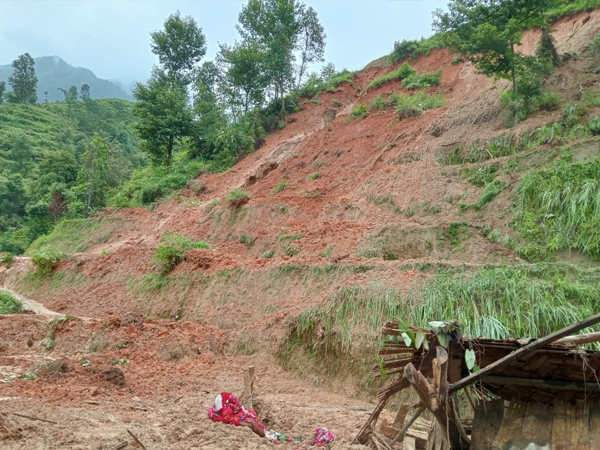 Mưa lũ gây sạt lở nghiêm trọng ở Hà Giang, 1 cháu bé tử vong