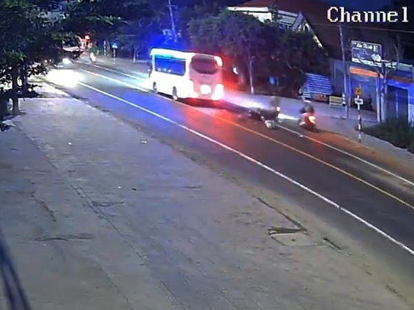 Ngã xuống đường sau va chạm xe máy, thiếu nữ bị ô tô khách cán tử vong