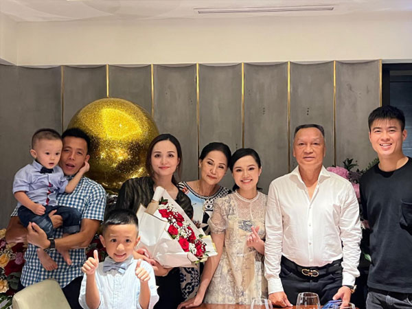 Cuộc sống sang chảnh của hai ái nữ cựu chủ tịch CLB Sài Gòn cùng chồng cầu thủ nổi tiếng: Hè về là vi vu du lịch nước ngoài