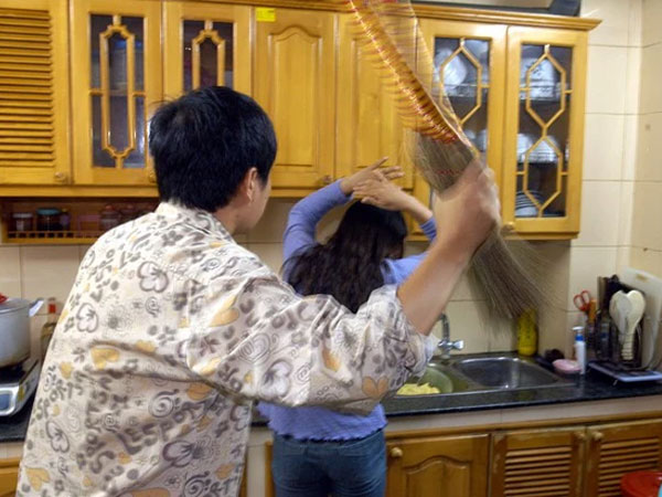 Cho dù là vợ chồng, nếu cưỡng ép 'quan hệ' trái ý muốn có thể bị phạt tới 50 triệu đồng