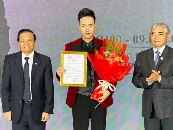 Ca sĩ Nguyên Vũ làm Viện phó Viện phát triển doanh nghiệp và tài năng Việt Nam