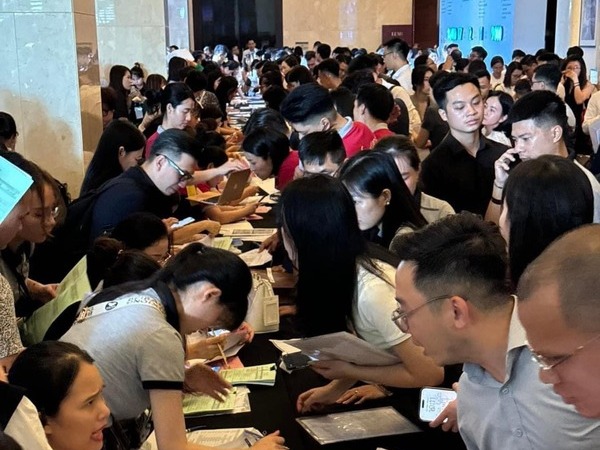 Chung cư 'ngáo giá' trở lại, biển người chen nhau booking căn hộ tại Hà Nội: Hơn 2.000 booking mà chỉ có 900 căn ra hàng, sales không lấy được căn cho khách