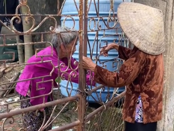 Cụ bà 99 tuổi ở Thanh Hóa vẫn thích cày ruộng, cứ vài hôm lại cuốc bộ qua tâm sự với em gái 90 tuổi