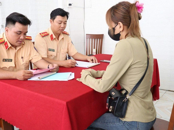 'Diễn xiếc' trên xe máy, cô gái bị phạt 14 triệu đồng