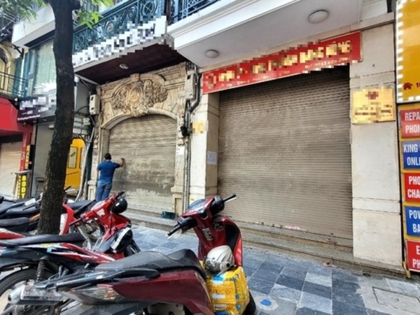 Nhiều cửa hàng ở Hà Nội đóng cửa, mặt bằng giá thuê trăm triệu đồng/tháng bỏ trống