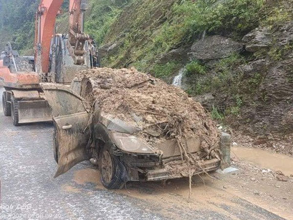Sạt lở đất vùi lấp hai người và một xe ô tô đang chạy trên đường