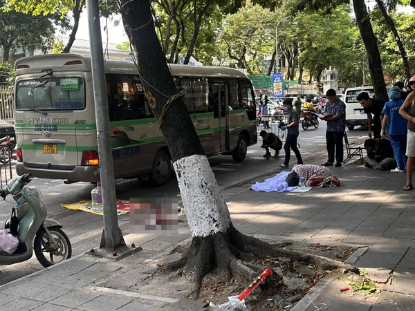 Hà Nội: Bà khóc ngất ôm thi thể cháu nhỏ sau vụ tai nạn thương tâm