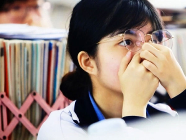 Con gái thi ĐH đạt điểm cao chót vót, mẹ dọn đồ cho con thì phát hiện chiếc hộp giấy bí ẩn 'giải mã' tất cả