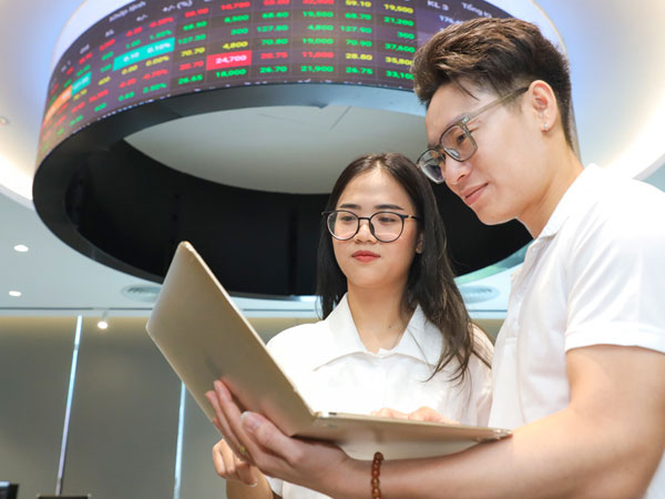 Khối ngoại bán tháo cổ phiếu, cá nhân ồ ạt mua vào: Điều gì đang xảy ra?