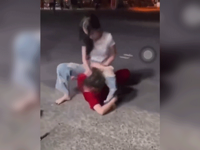 Clip: Hai cô gái đánh nhau giữa đường trong sự cổ vũ của nhiều người