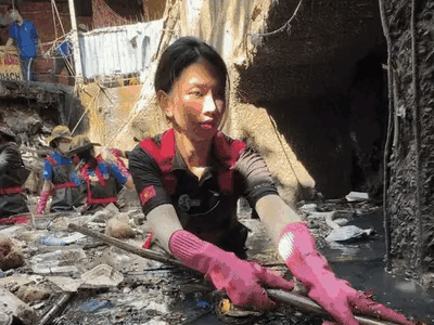 Đầm mình trong mương rác đen: Cảnh tượng chưa từng thấy của Lê Bống và hội nổi tiếng trên mạng!