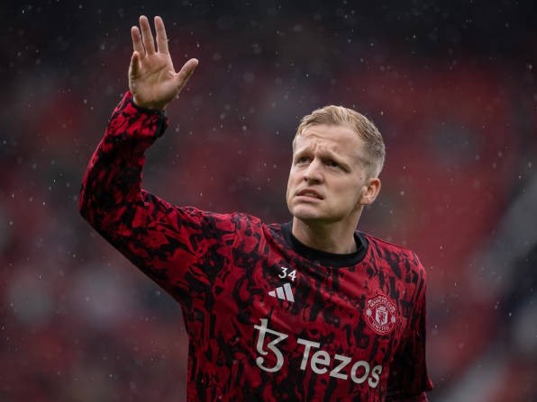 MU bán Van de Beek với giá rẻ như cho