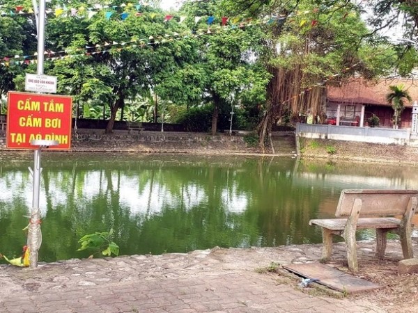 Phát hiện quả bóng nhựa dưới ao hàng xóm, người cha thất thần thấy thi thể con và 2 cháu sinh đôi