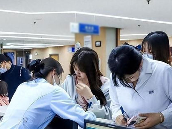 Hiện tượng kỳ lạ sau kỳ thi đại học: Nhiều nữ sinh xếp hàng dài ở bệnh viện, nhưng không phải vì bị ốm, chuyện gì xảy ra vậy?