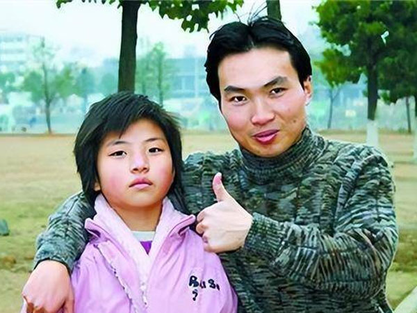 Bố tâm thần, mẹ bỏ nhà đi, nam sinh phải nhặt rác trả học phí: Cuộc sống 19 năm sau quá đỗi mỹ mãn!