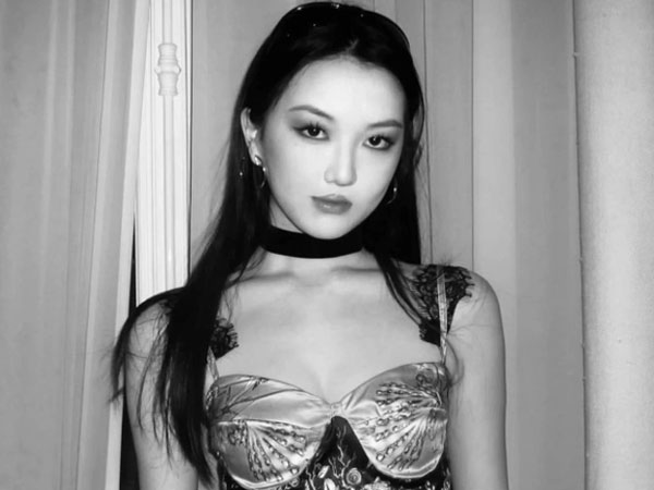 Con gái Vương Phi - Lý Á Bằng gây bão với loạt hình ảnh chưa từng được công bố, ngoại hình lột xác đầy táo bạo ở tuổi 18