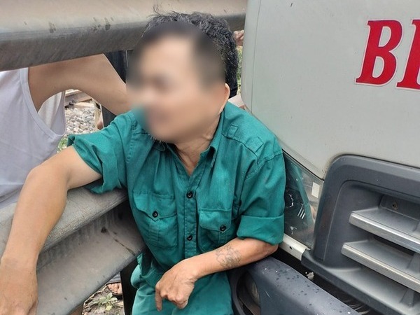 Người đàn ông đau đớn mắc kẹt giữa ô tô và hộ lan sau tai nạn liên hoàn ở Hà Nội: Nhân chứng kể nguồn cơn