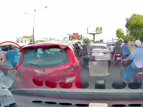 Công an làm việc với tài xế đấm gục phụ nữ trên đường ở TPHCM