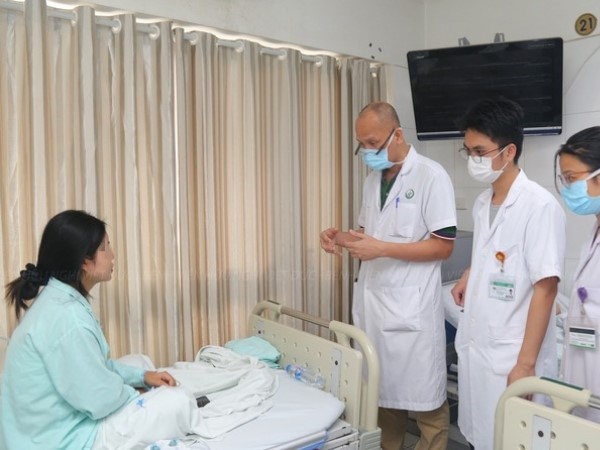 Hai người phụ nữ mù mắt, hoại tử ngực sau tiêm filler