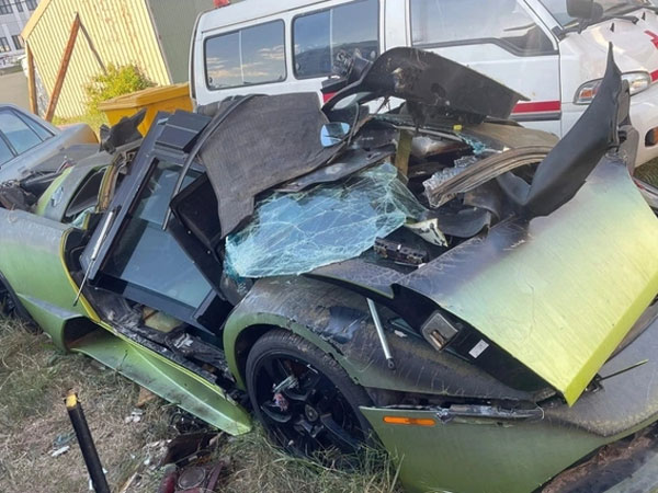 Cận cảnh quá trình tiêu hủy 2 siêu xe Lamborghini và Mercedes AMG G63 nhập lậu sau 4 năm bị 'bỏ quên'