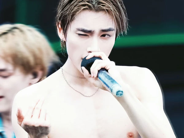 Một món đồ thường sử dụng khi ân ái được nam ca sĩ dùng theo cách không thể ngờ tới ngay trên sân khấu