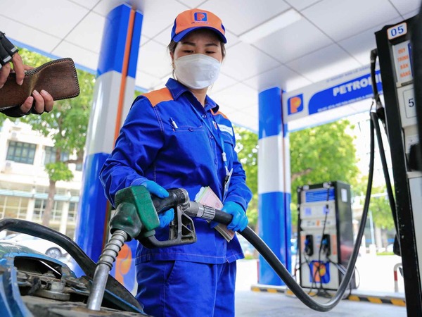 Xăng dầu tăng giá liên tiếp 4 lần, vì sao quỹ bình ổn không được sử dụng?