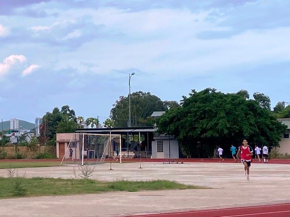 Nghi 'giữ tiền' cầu thủ, HLV U19 Khánh Hòa bị tạm ngừng công tác