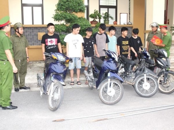 Nhóm thanh, thiếu niên vác dao dọa người đi đường