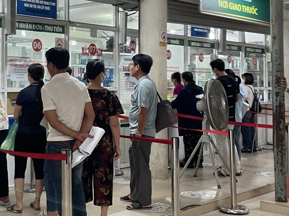 Vì sao Bệnh viện Bạch Mai bất ngờ kéo dài thời gian khám đến 21 giờ?