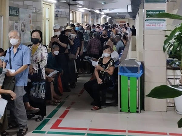 Bệnh viện Bạch Mai thay đổi giờ khám bệnh: Nhiều người phải rời nhà từ 3, 4 giờ sáng đến chen chân chờ mở cửa