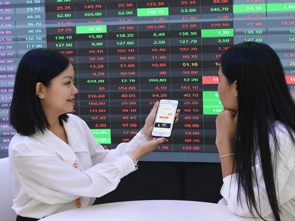 Chứng khoán ngập ngừng trước đỉnh cũ