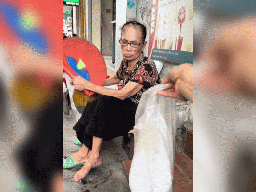 Vỡ òa cảm xúc con gái nuôi tìm được mẹ sau 30 năm thất lạc ở Hà Nội: Mẹ đã già, mắt đã kém... suýt không nhận ra con