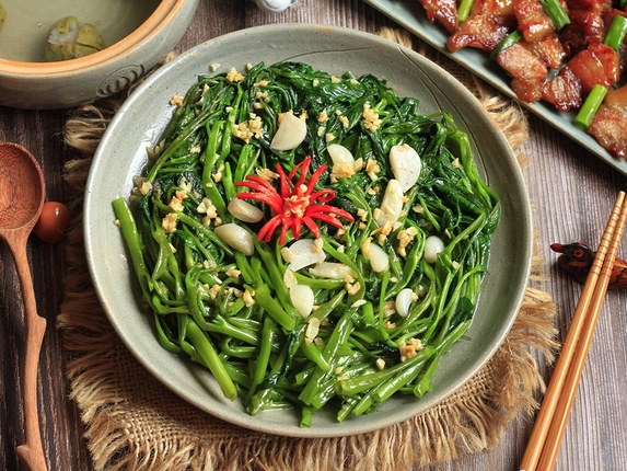 Người phụ nữ ở Hà Nội nhập viện cấp cứu sau khi ăn rau muống: Chuyên gia chỉ ra 2 yếu tố tăng nguy cơ