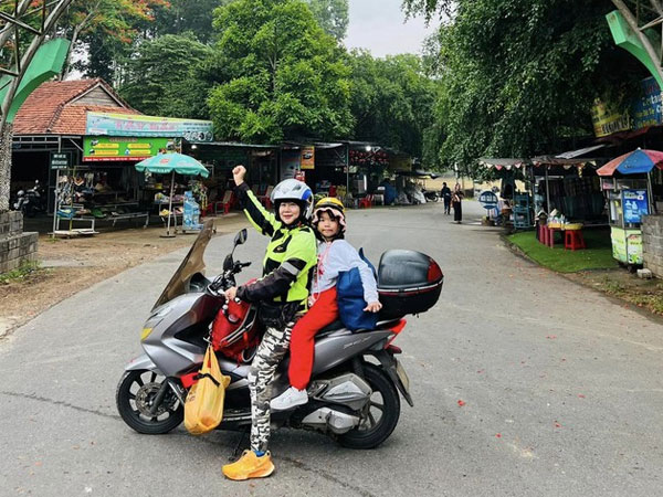 Bà ngoại U70 lái xe máy gần 1000km, quyết đưa cháu đi 'phượt' mặc những lời can ngăn