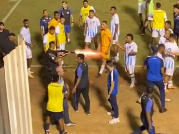 Rúng động bóng đá Brazil: Cầu thủ bị bắn ngay trên sân