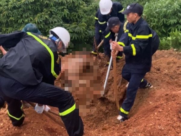 Nạn nhân sống sót sau vụ sạt lở ở Hà Giang: 'Thò được đầu lên mặt đất rồi cố lấy tay cào bớt đất để thở'