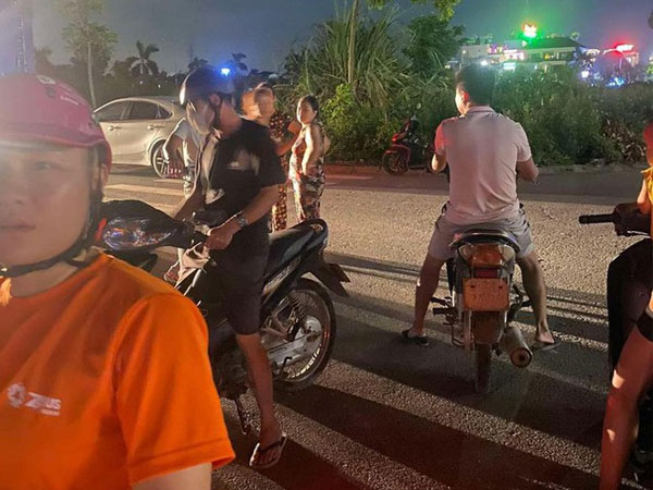 Xót cảnh bé gái sơ sinh bị bỏ rơi ở bãi cỏ trong tình trạng nguy kịch, côn trùng bò khắp cơ thể