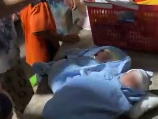Hai bé trai sinh đôi được quấn bằng khăn vải bị bỏ rơi trong đêm