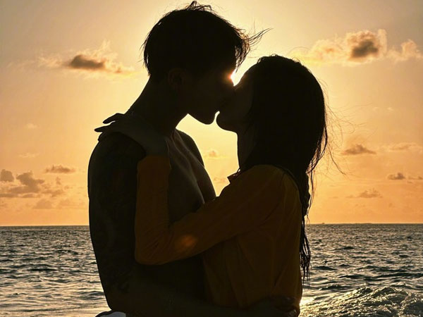 Chấn động: Cuối cùng cặp đôi chủ tịch - nàng thơ đã công khai hẹn hò sau 4 năm mập mờ!