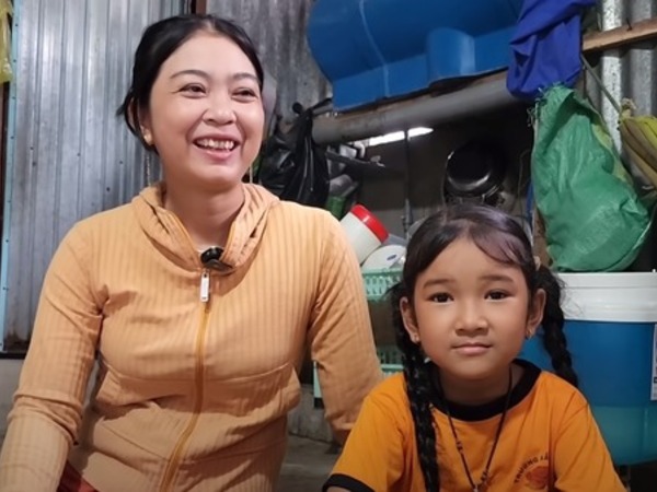 Vợ chồng nghèo Đồng Tháp nhặt bé gái sinh non bị vứt ở lùm cây về nuôi, 6 năm sau hưởng 'trái ngọt'