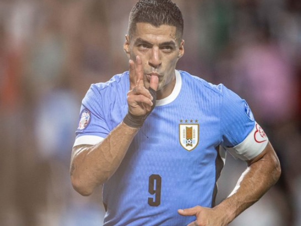 Suarez tỏa sáng phút bù giờ, Uruguay giành chiến thắng trên chấm luân lưu