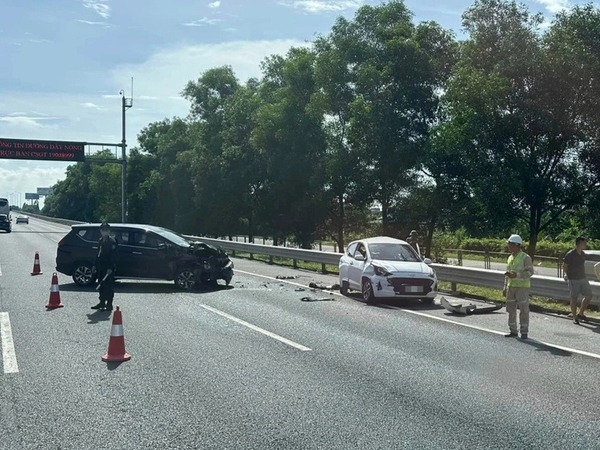Hai ô tô tông nhau trên cao tốc Hà Nội - Hải Phòng gây ùn tắc 3km