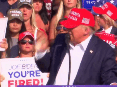 Clip: Ông Trump ôm tai phải, ngã xuống sau tiếng súng nổ ở nơi tranh cử